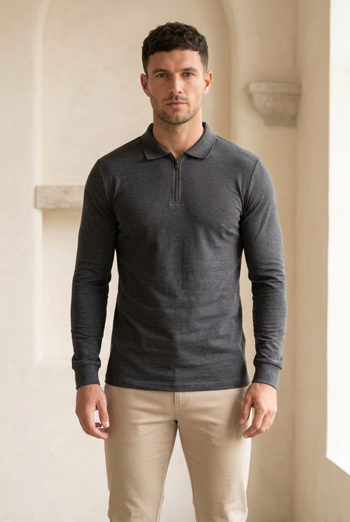Donkergrijze polo op hetzelfde model